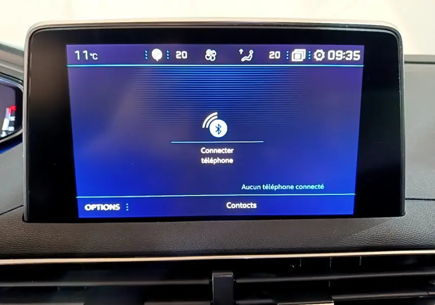 Écran tactile central du tableau de bord du Peugeot 5008 gris clair, affichant la connexion Bluetooth au téléphone.