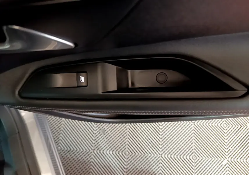 Poignée intérieure côté gauche de porte noire avec bouton de verrouillage sur Peugeot 5008 gris clair 2020.