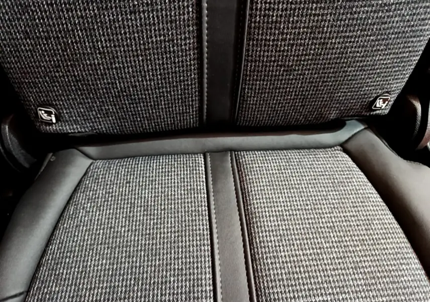 Gros plan sur le siège arrière gris à motif pied-de-poule du Peugeot 5008 Puretech 130 Allure 2020.