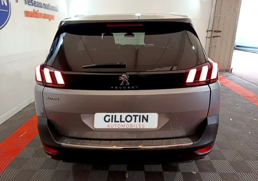 Vue arrière d'un Peugeot 5008 gris clair avec feux LED distinctifs et plaque GILLOTIN AUTOMOBILES visible