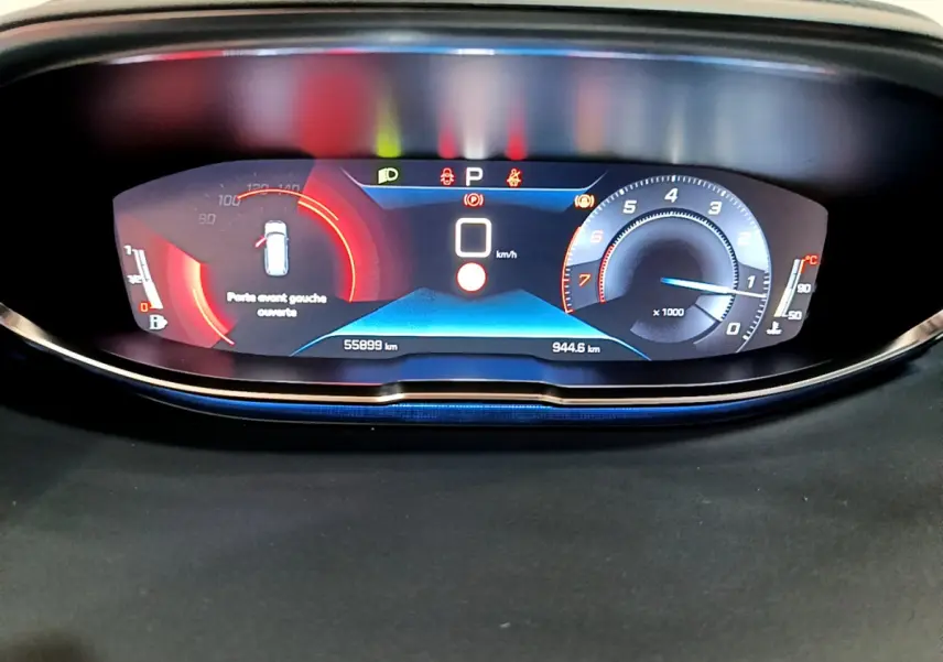Affichage numérique du tableau de bord Peugeot 5008 2020, indiquant porte avant gauche ouverte et compteurs colorés.