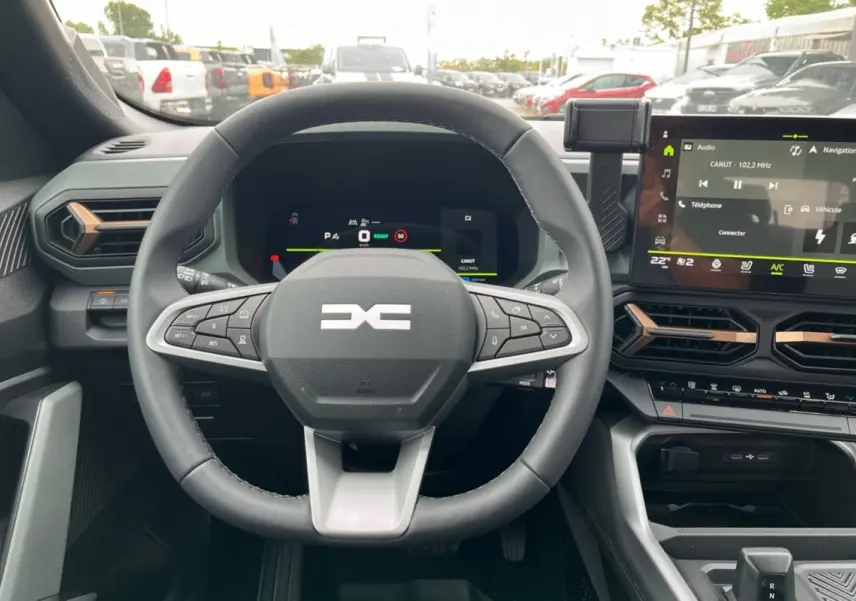 Vue intérieure centrée sur le volant et tableau de bord digital du Dacia Bigster Hybrid 155 Extreme Plus 2025.