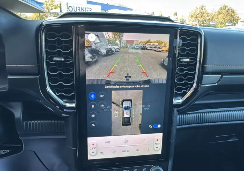 Vue rapprochée de l’écran central tactile du Ford Ranger PHEV 2025, affichant la caméra 360° et les commandes climatisation.
