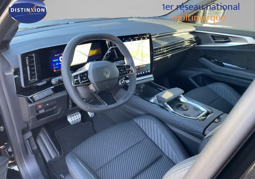 Vue intérieure côté conducteur du Renault Austral E-Tech hybride, avec tableau de bord numérique et écran tactile central.