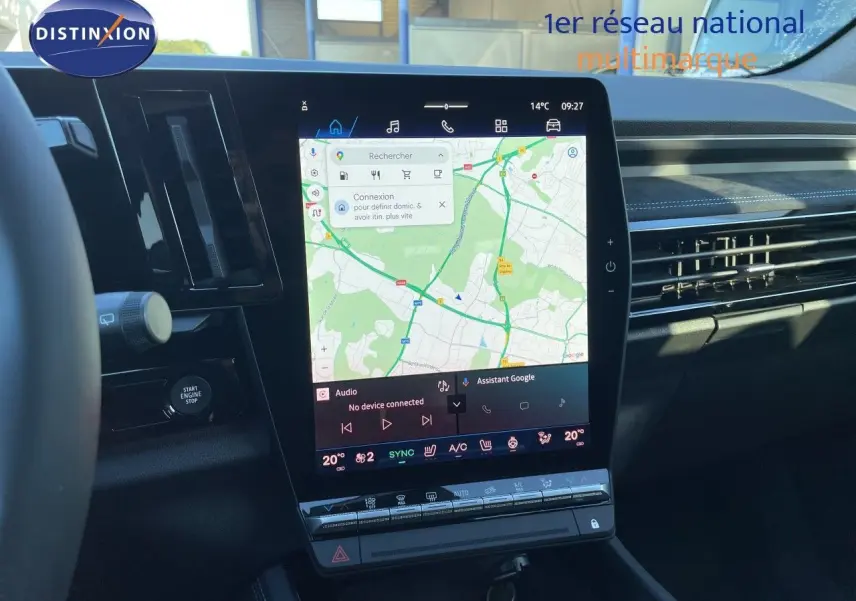 Vue intérieure centrée sur l’écran tactile vertical du Renault Austral noir étoile métal, avec tableau de bord et commandes visibles.