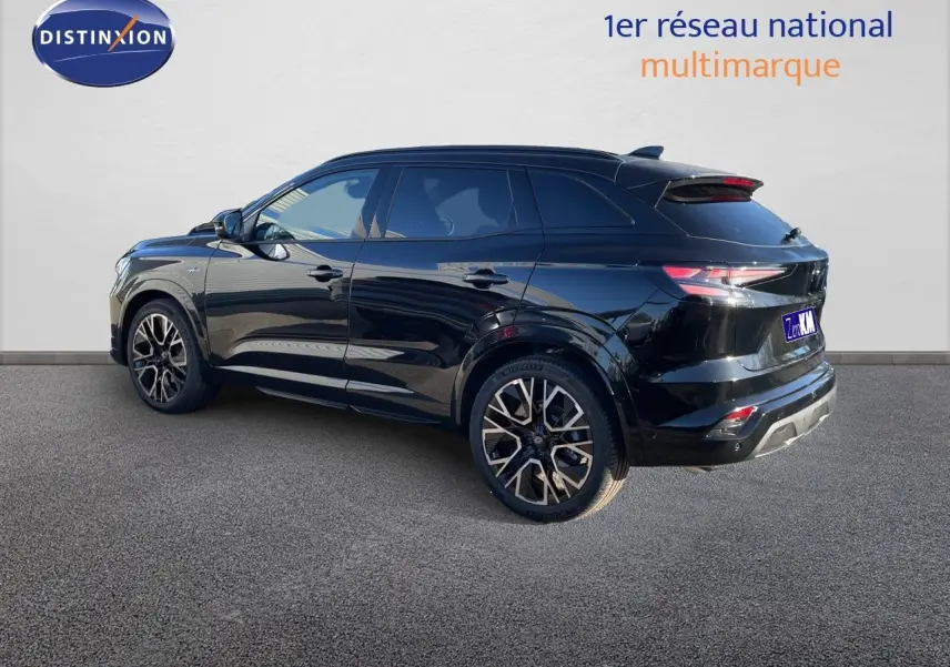 Renault Austral E-Tech hybride noir étoile métal, vue 3/4 arrière droit, jantes alliage distinctives, toit noir.