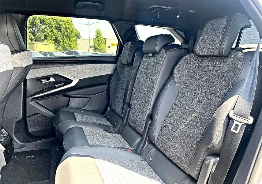 Vue intérieure côté droit des sièges arrière gris et noirs du Peugeot 5008 Hybrid 145 allure e-dcs6 2025.