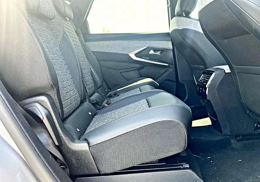 Vue latérale droite sur les sièges arrière gris et noirs du Peugeot 5008 Hybrid 145 allure e-dcs6 2025.