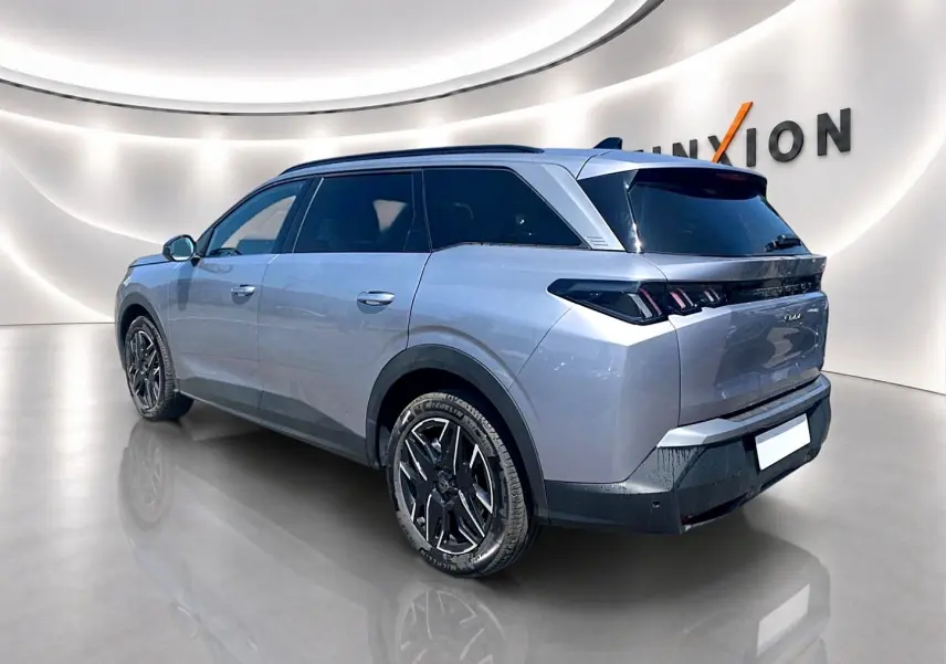 Peugeot 5008 Hybrid 145 allure e-dcs6 gris artense, vue 3/4 arrière droit avec jantes alu noires.