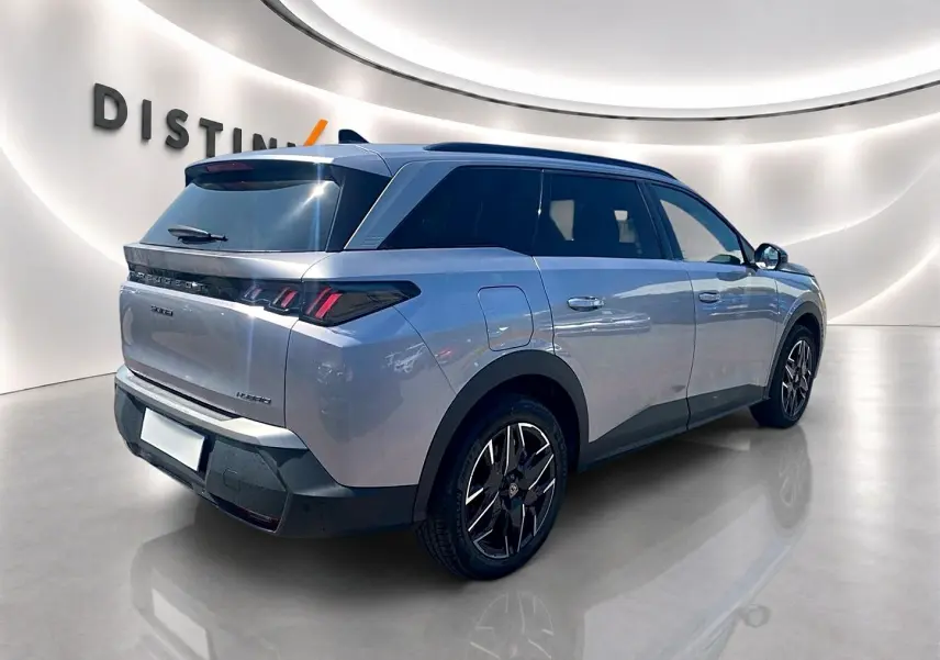 Vue 3/4 arrière droite du Peugeot 5008 Hybrid 145 allure e-dcs6 gris artense avec jantes alu et vitres surteintées.