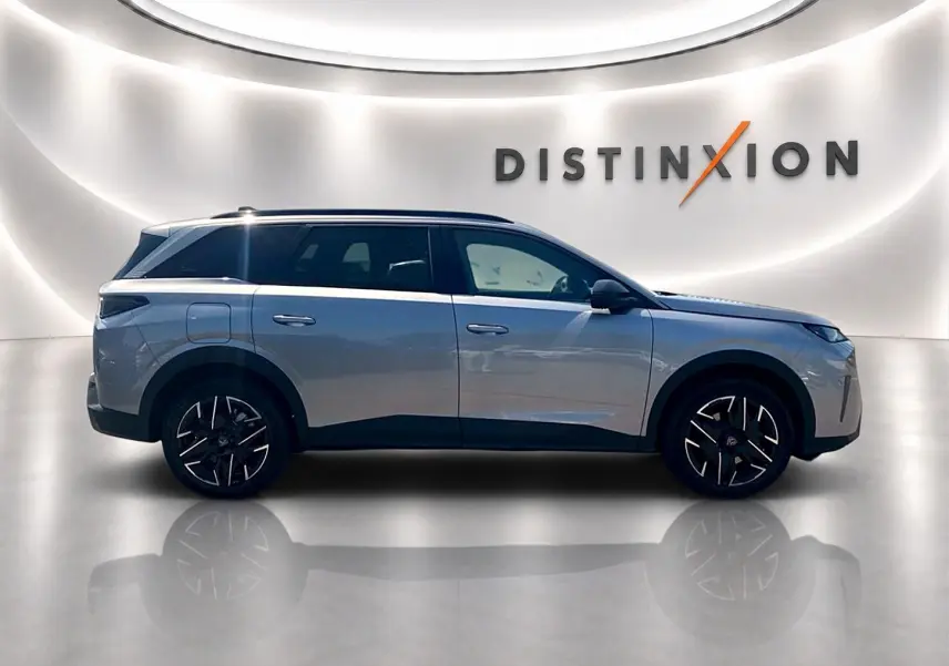 Profil droit du Peugeot 5008 Hybrid 145 allure e-dcs6 gris artense avec jantes alu et toit noir brillant.