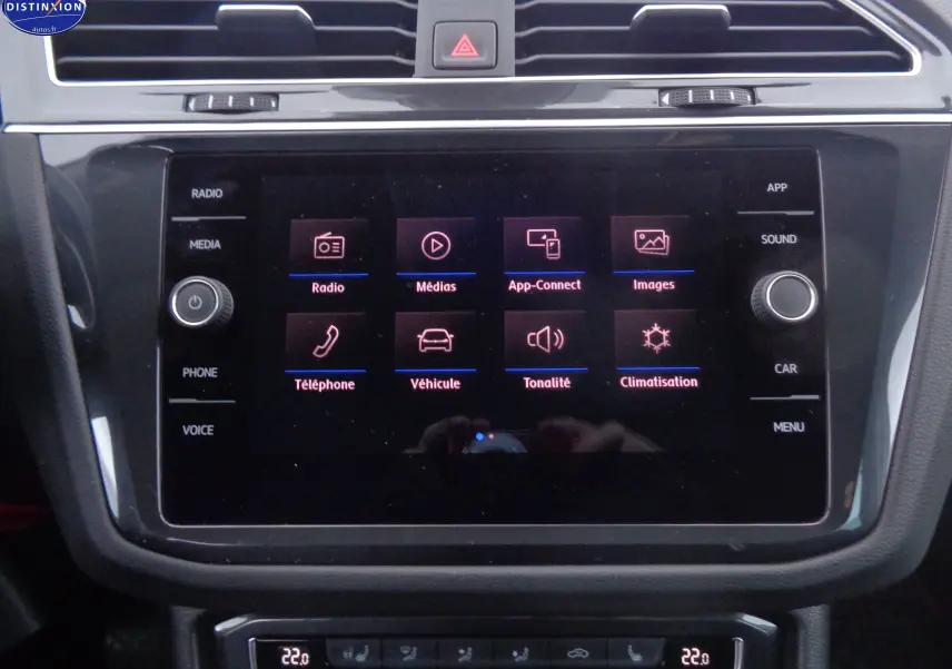 Écran tactile central du Volkswagen Tiguan 2019 affichant les menus radio, médias, téléphone et climatisation, intérieur noir.