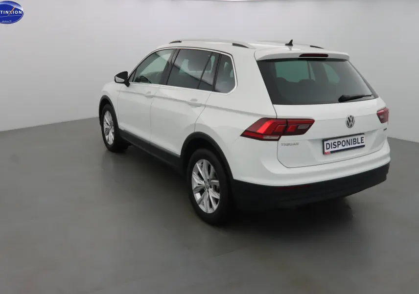 Volkswagen Tiguan blanc vue 3/4 arrière droit dans un studio, avec feux arrière LED et toit ouvrant.