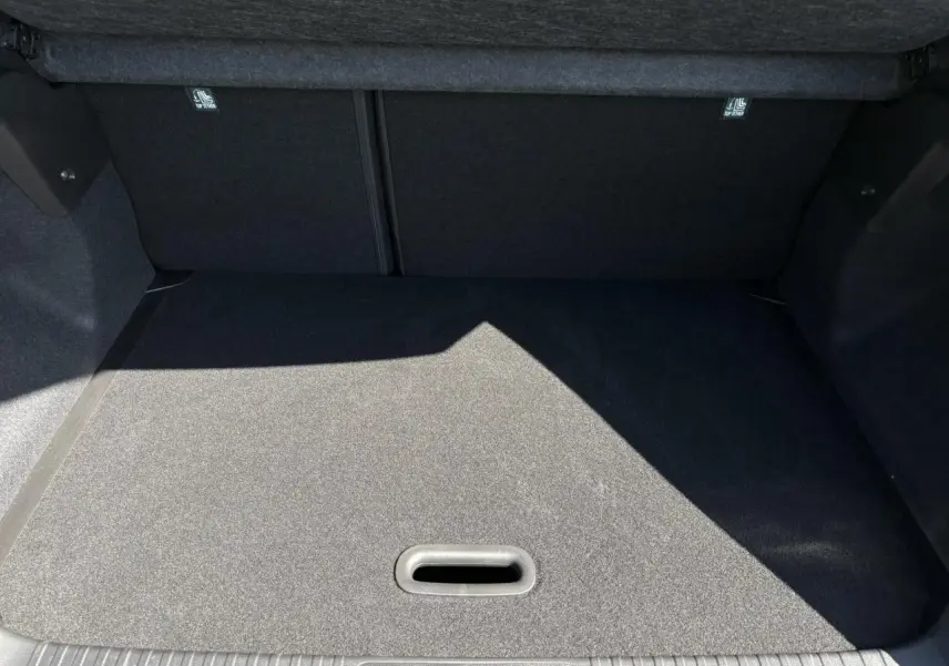 Coffre spacieux du Renault Captur 2025 gris Rafale, vue intérieure sans chargement, plancher mobile visible.