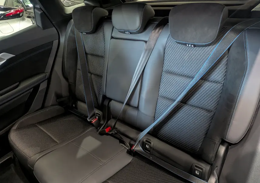 Banquette arrière en cuir noir et tissu avec surpiqûres bleues du Renault Austral hybride 2025, vue de côté droit.