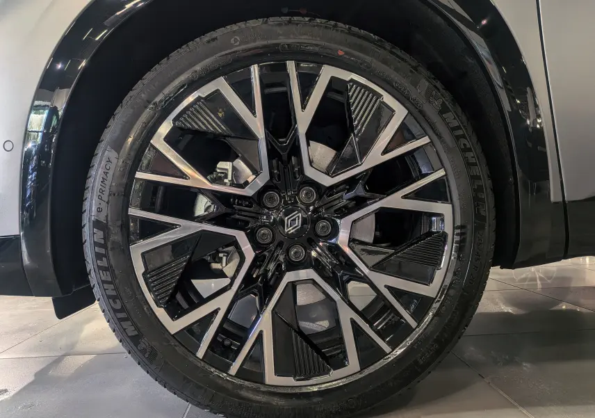 Gros plan sur la jante avant droite du Renault Austral 2025 gris Schiste Satin avec design noir et argenté distinctif.