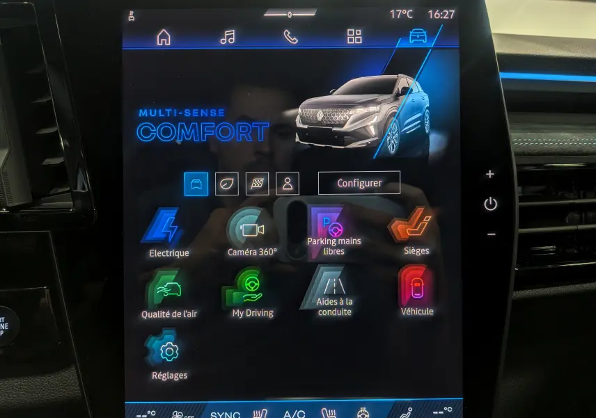 Écran tactile du tableau de bord du Renault Austral 2025, affichant un SUV gris schiste en 3/4 avant avec options de conduite.