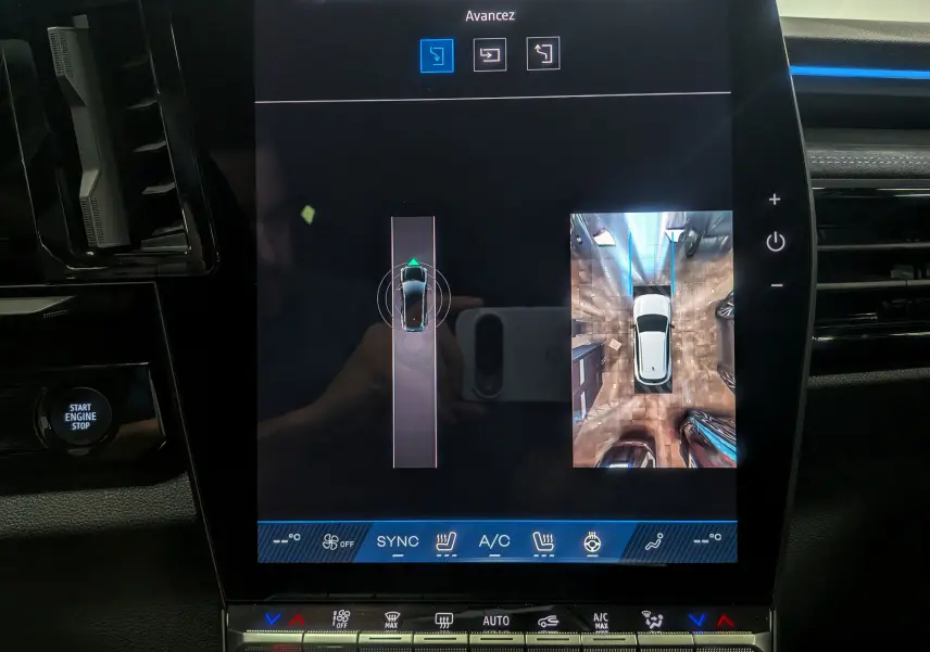 Écran central du Renault Austral 2025 montrant la caméra 360° avec vue aérienne du véhicule gris schiste satin.