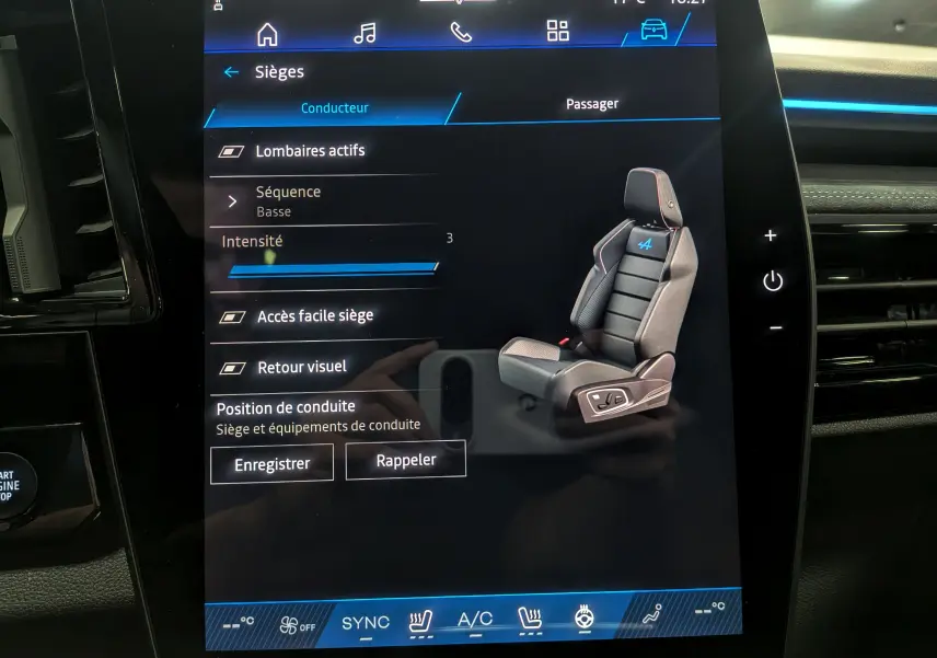 Écran tactile du Renault Austral 2025 affichant les réglages des sièges avec illustration du siège conducteur Alpine.
