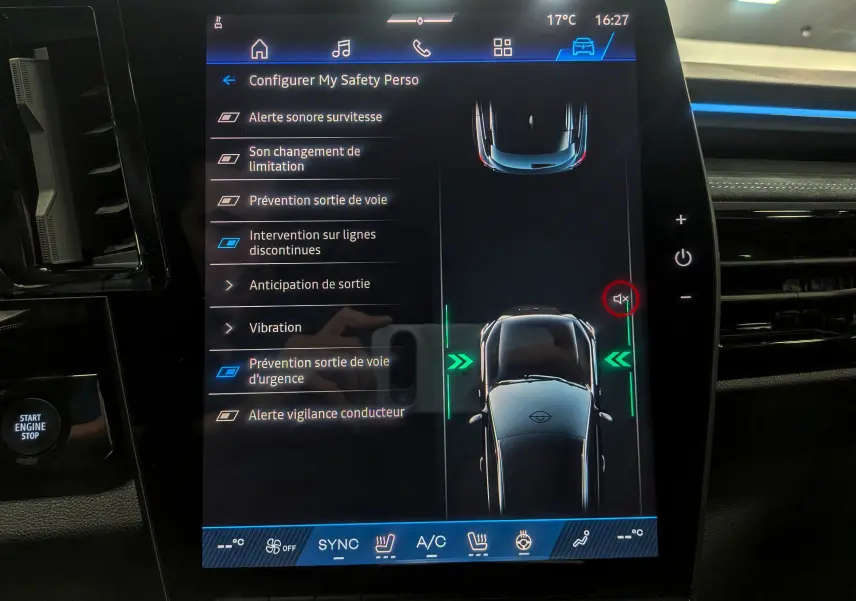 Écran tactile intérieur du Renault Austral hybride 2025 montrant les options de sécurité et l'affichage du véhicule en vue de dessus.