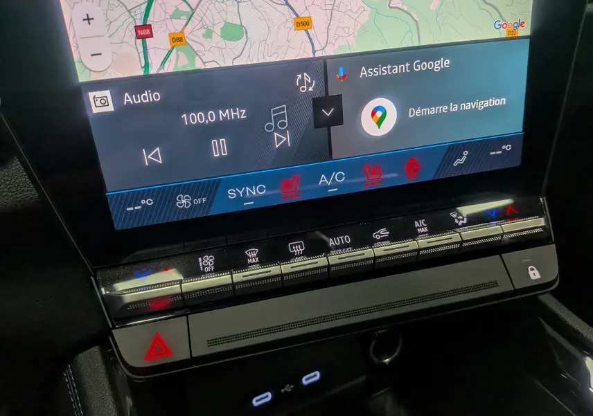 Détail de la console centrale du Renault Austral 2025 hybride, avec écran tactile et commandes climatisation rétroéclairées.