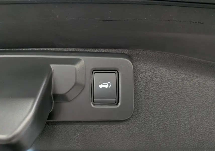 Bouton d'ouverture électrique du hayon sur le panneau intérieur d'un Renault Austral gris Schiste Satin 2025.