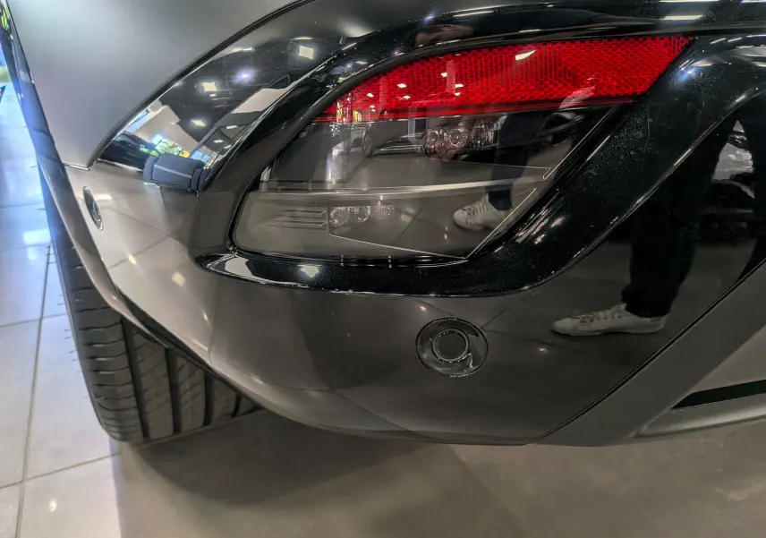 Gros plan sur le feu arrière droit du Renault Austral 2025 gris Schiste Satin avec toit noir, soulignant le design moderne.