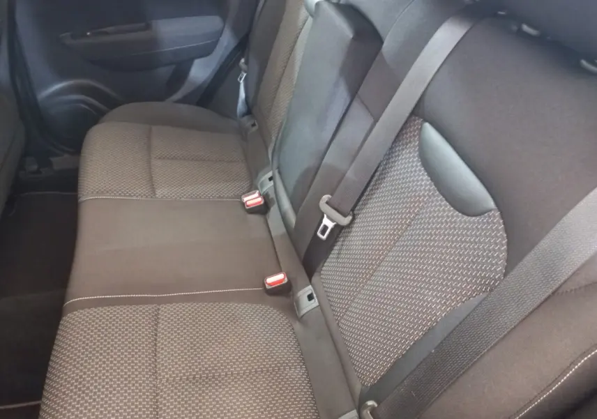 Vue rapprochée de la banquette arrière grise foncée du Renault Kadjar Business 2022 avec ceintures de sécurité visibles.