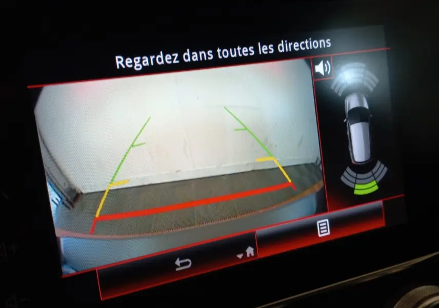 Affichage de la caméra de recul du Renault Kadjar Business gris foncé avec guidage et capteurs de stationnement actifs.