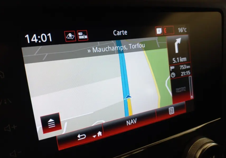 Écran tactile du système de navigation 7 pouces du Renault Kadjar Business gris foncé, affichant une carte routière.