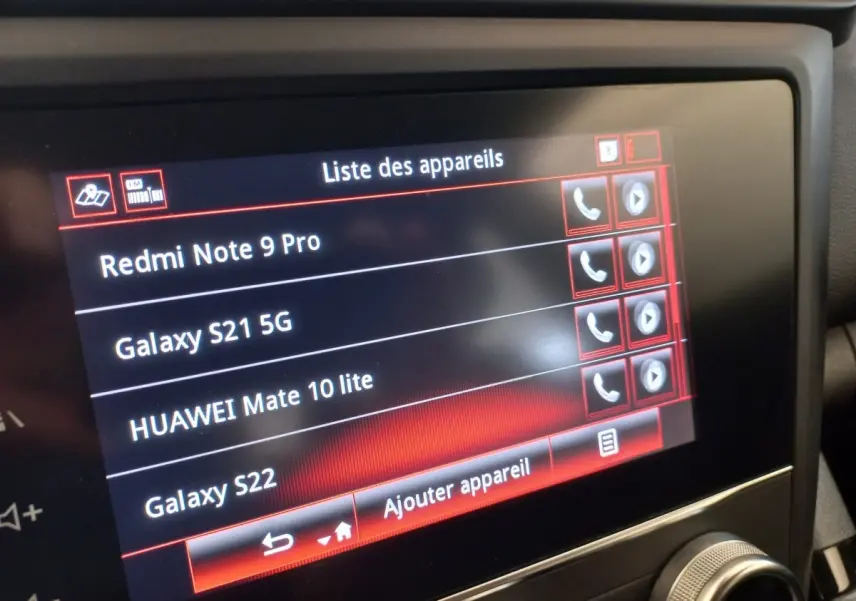 Écran tactile central du Renault Kadjar Business gris foncé, affichant la liste des appareils Bluetooth connectés.