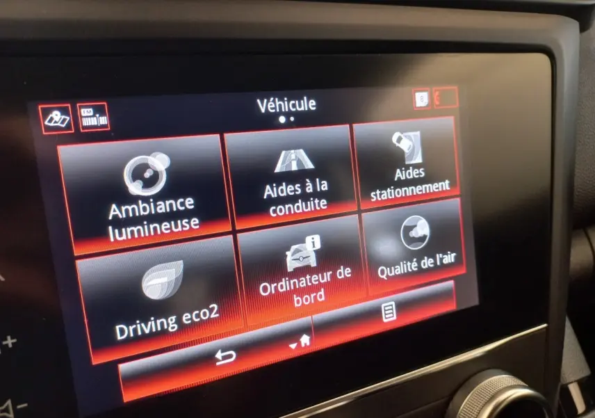 Écran tactile central affichant les options du véhicule Renault Kadjar Business gris foncé, vue intérieure rapprochée.
