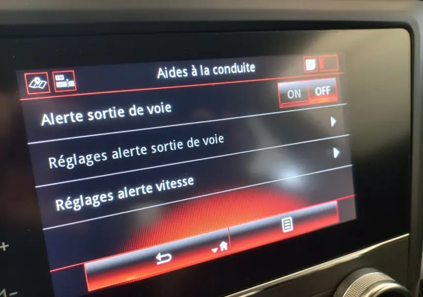 Écran tactile intérieur affichant les aides à la conduite du Renault Kadjar Business Blue dCi 115 EDC gris foncé.