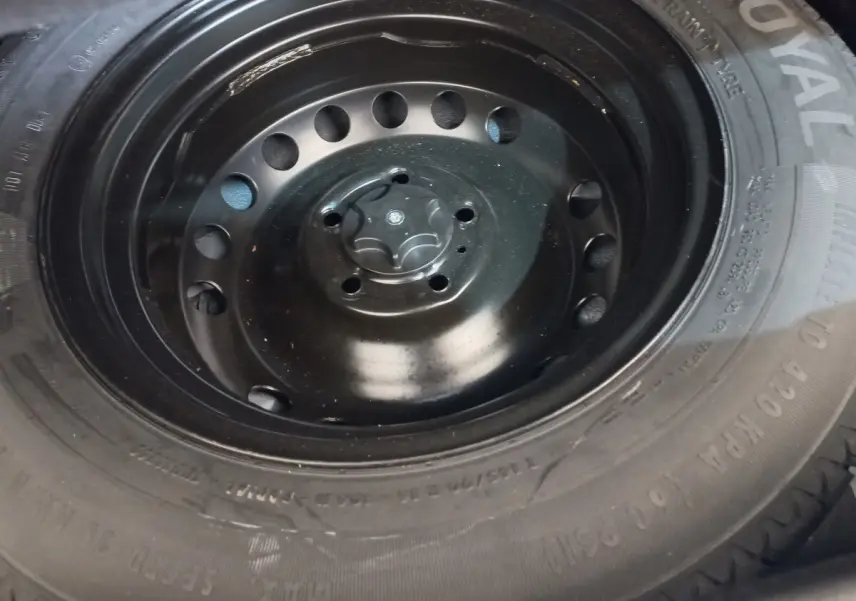Gros plan sur la roue de secours noire en acier du Renault Kadjar Business Blue dCi 115 EDC 2022, pneu marqué Royal.