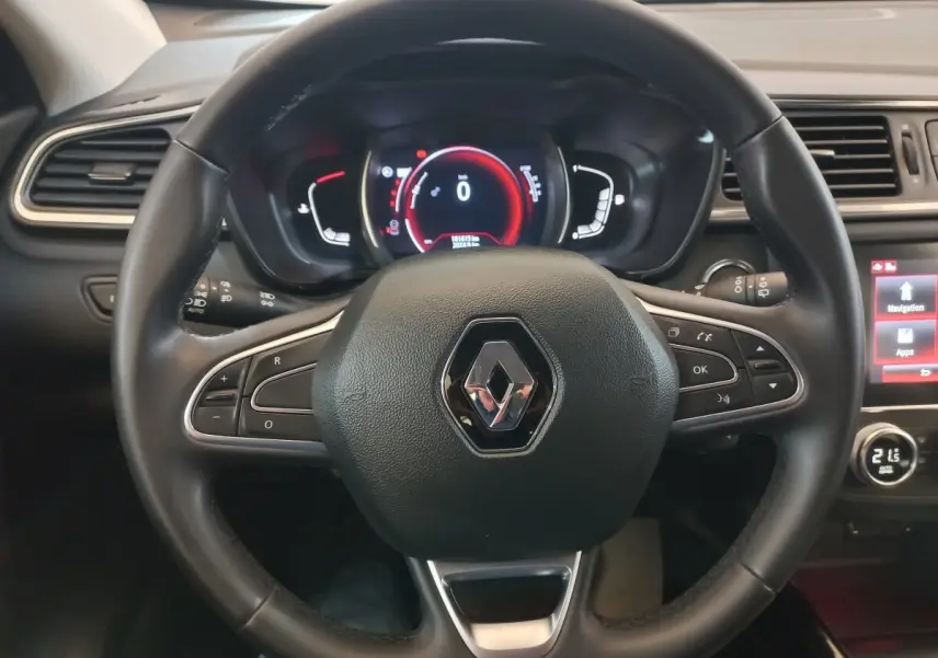 Vue rapprochée du volant noir de la Renault Kadjar 2022 avec tableau de bord numérique et écran tactile visible à droite.