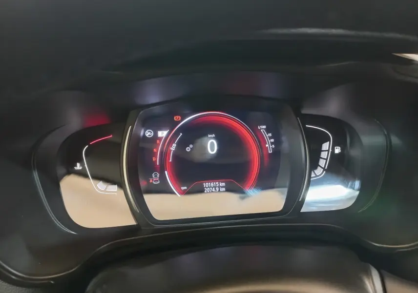 Tableau de bord numérique du Renault Kadjar Business 2022, affichage central rouge et blanc, vue frontale rapprochée.