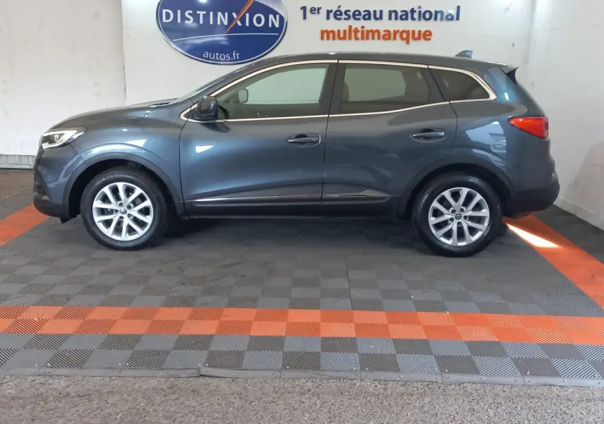 Profil droit d'un Renault Kadjar Business gris foncé 2022, avec jantes alliage et rétroviseurs électriques rabattables.