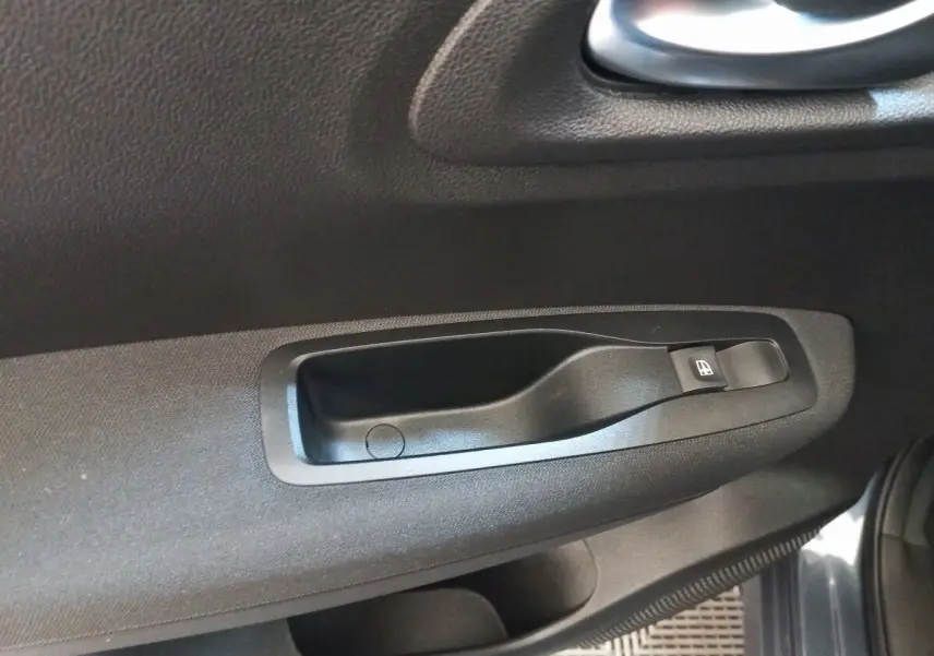 Poignée intérieure de porte côté conducteur en plastique noir sur Renault Kadjar gris foncé 2022, version Business Blue dCi.