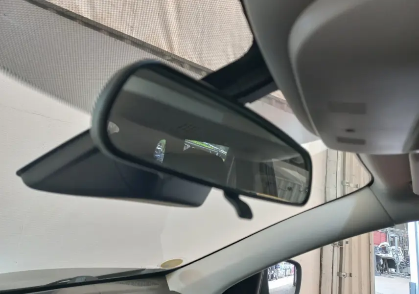 Vue intérieure centrée sur le rétroviseur intérieur du Renault Kadjar 2022, avec pare-soleil et partie du pare-brise visible.