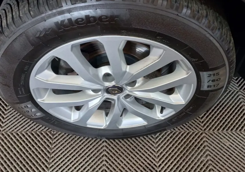 Gros plan sur la jante alliage argentée et pneu Kleber du Renault Kadjar gris foncé, vue côté roue.