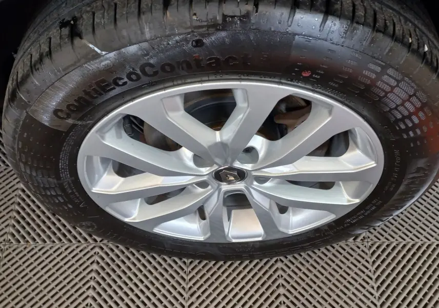 Gros plan sur la jante argentée et le pneu Continental ContiEcoContact du Renault Kadjar gris foncé.
