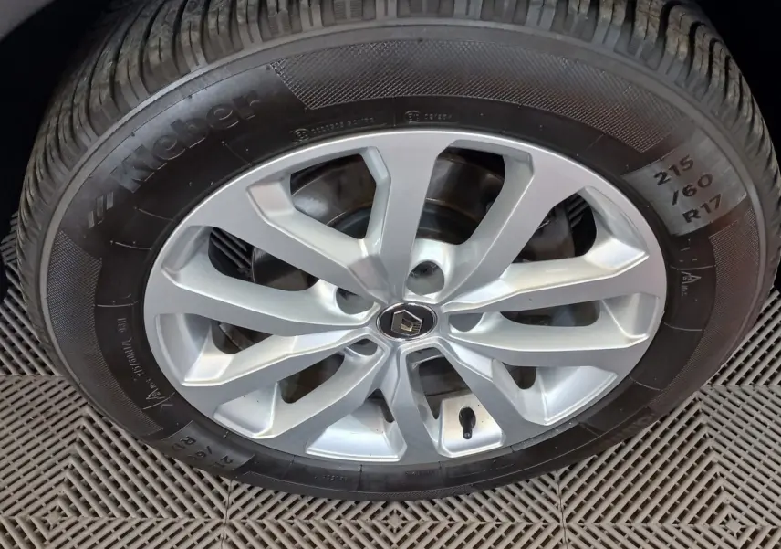 Gros plan sur la roue avant avec jante alliage argentée du Renault Kadjar gris foncé de 2022.