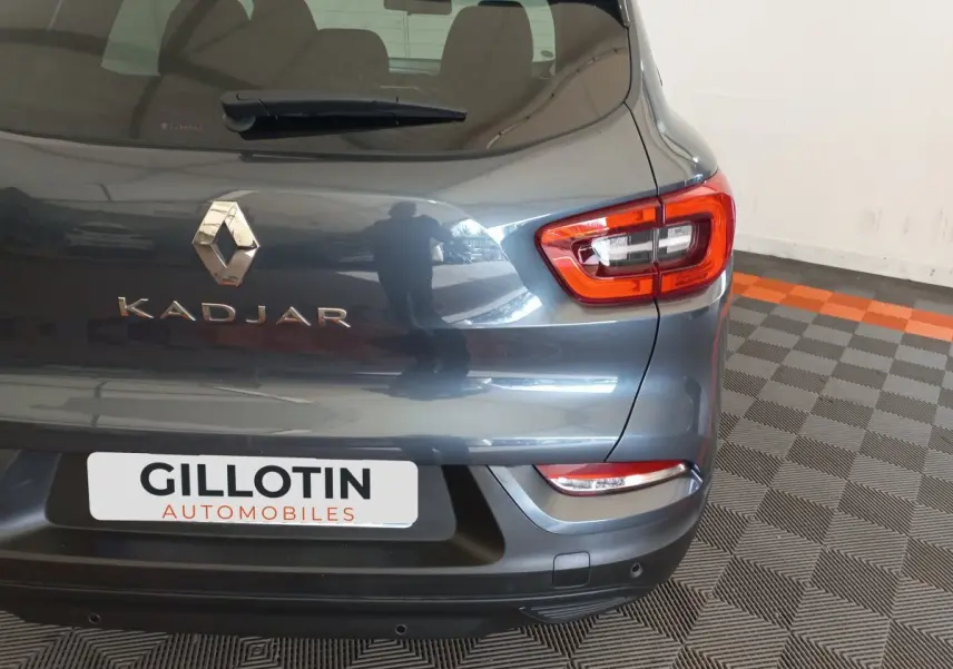 Vue arrière côté droit du Renault Kadjar gris foncé avec feux arrière LED et logo visible sur un sol à damiers.