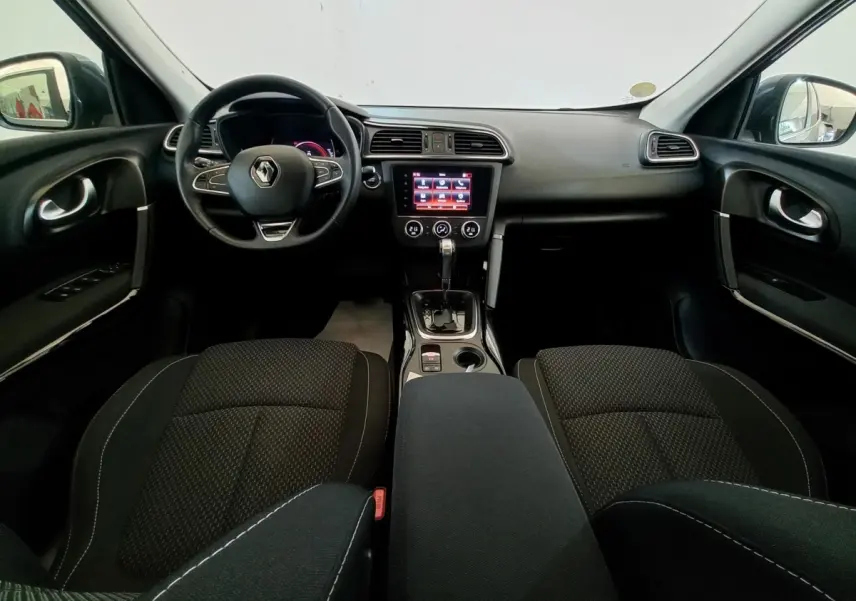 Vue intérieure avant du Renault Kadjar 2022 Business Blue dCi, montrant le tableau de bord noir et l'écran tactile central.