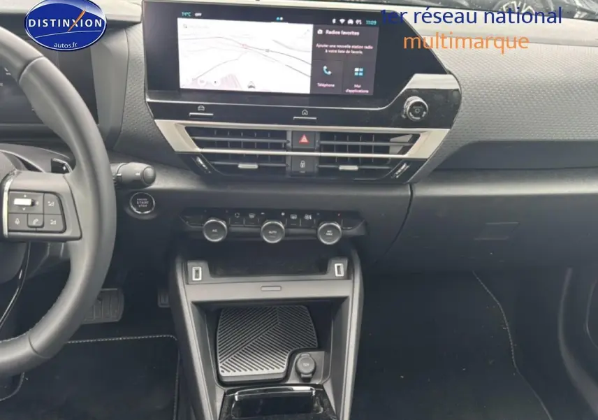 Vue intérieure de la planche de bord et console centrale d'une Citroën C4 noire avec écran tactile et volant cuir.