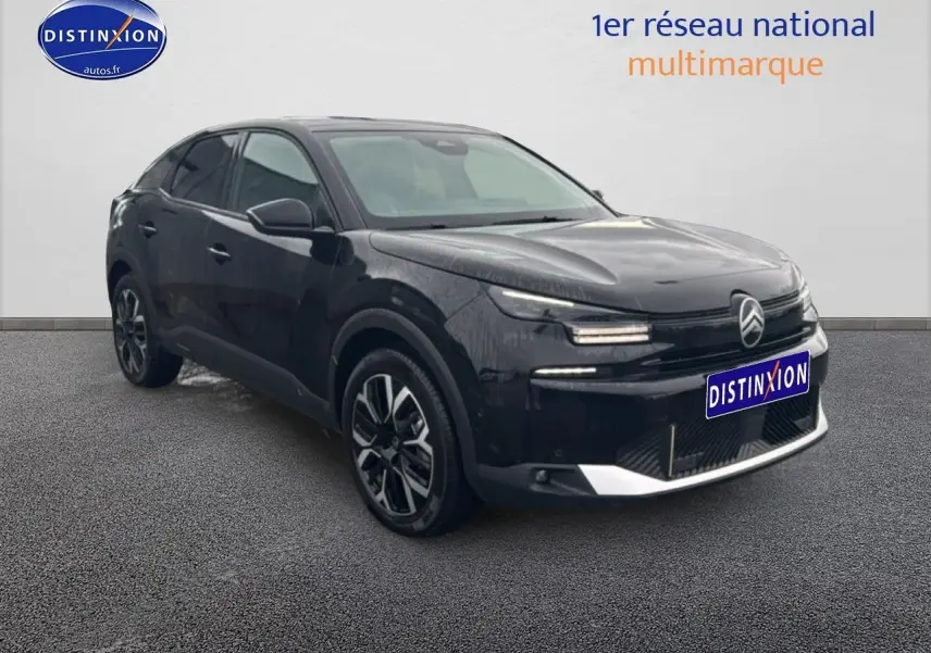 Citroën C4 noire vue 3/4 avant droit, avec jantes alu et feux LED distinctifs sur fond neutre.