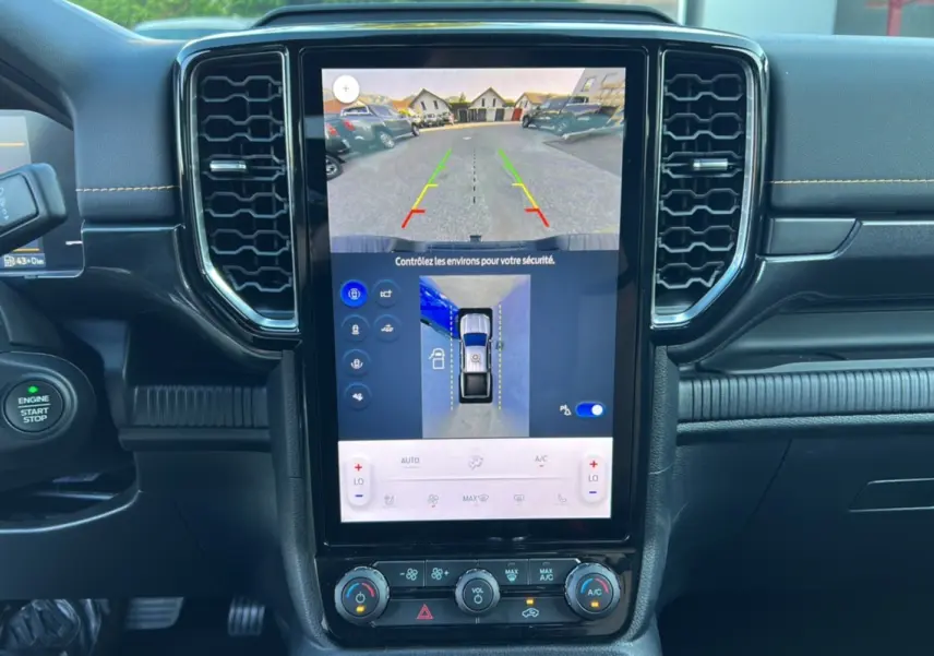 Vue rapprochée de la console centrale du Ford Ranger PHEV 2025 avec écran tactile affichant la caméra 360° et les commandes climatisation.