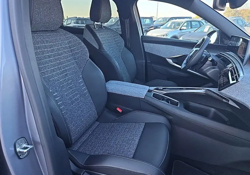 Vue intérieure côté gauche des sièges avant gris tissu et cuir du Peugeot 5008 Hybrid 145 allure e-dcs6 2025.