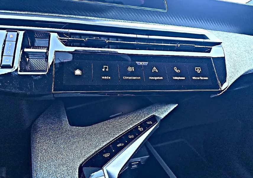 Détail de la console centrale tactile et commandes climatisation du Peugeot 5008 Hybrid 145 allure e-dcs6 gris Artense.