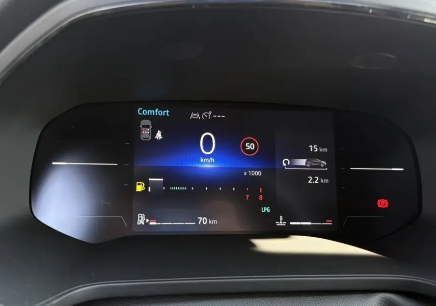 Tableau de bord numérique du Renault Captur ECO-G 100 Techno affichant vitesse, autonomie GPL et alertes en mode confort.